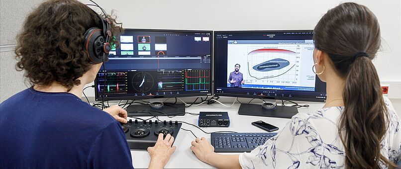 Copyright derknopfdruecker.com. Bild zeigt zwei Personen am Computer im Medialab