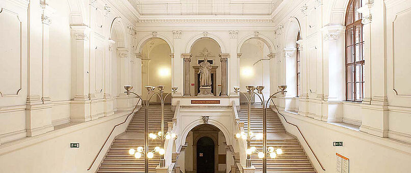 Copyright Franz Pfluegl. Bild zeigt Juristenstiege im Hauptgebäude