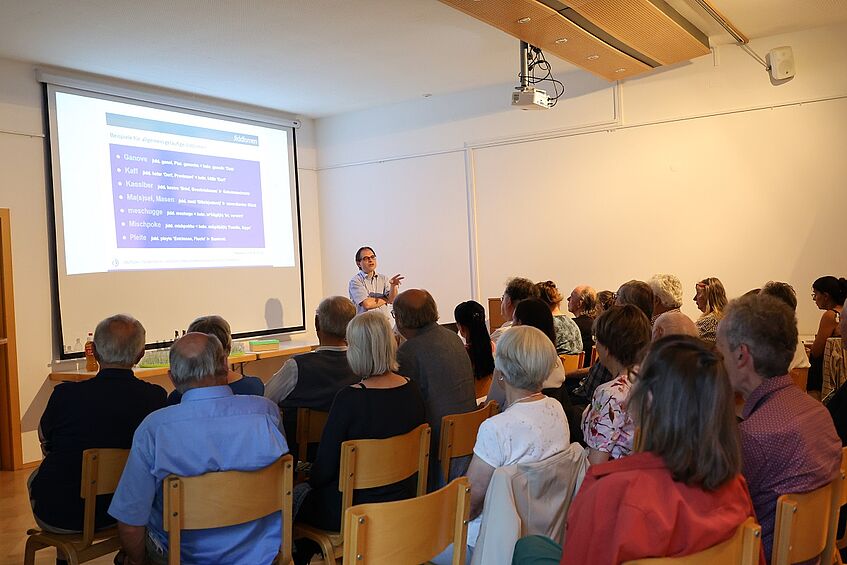 Coyright: Waldviertel Akademie; Foto zeigt Prof. Newerkla beim Vortrag. 